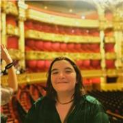 Jeune femme propose des cours de Français pour les Anglophones habitant en France ou du soutien scolaire pour les élèves.